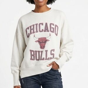 Abercrombie & Fitch Chicago Bulls Graphic Sweatshirt Cream Crewneck XS‎